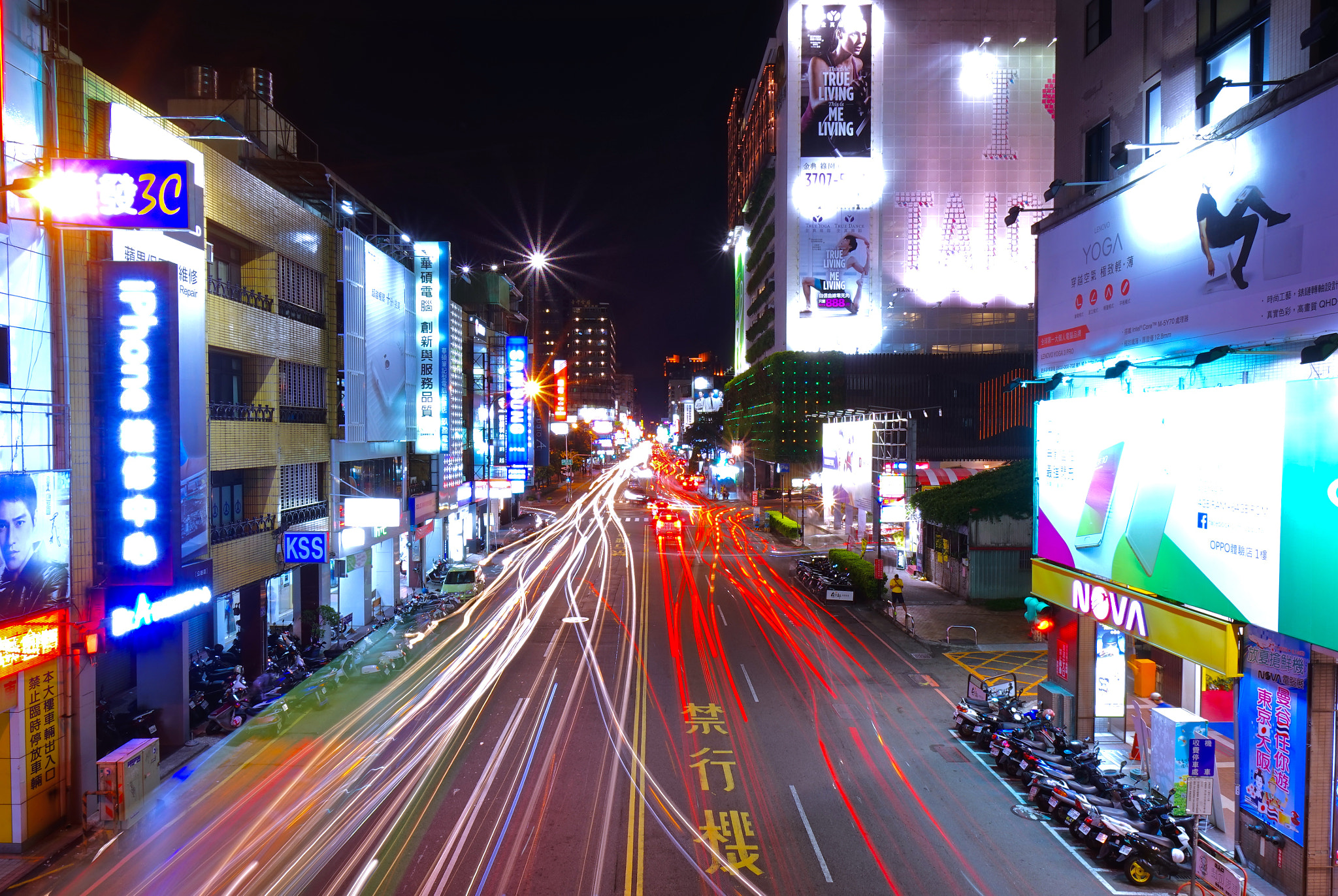 Sony a7R sample photo. Red & white photography