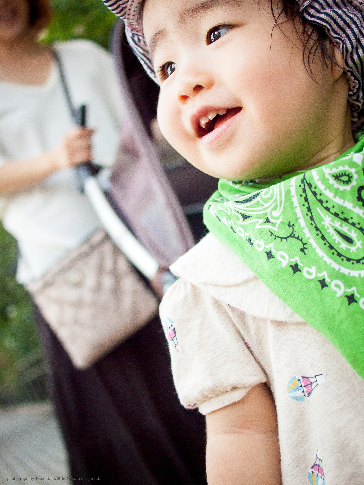 Olympus E-620 (EVOLT E-620) + Olympus Zuiko Digital 25mm F2.8 Pancake sample photo. What did she discover photography