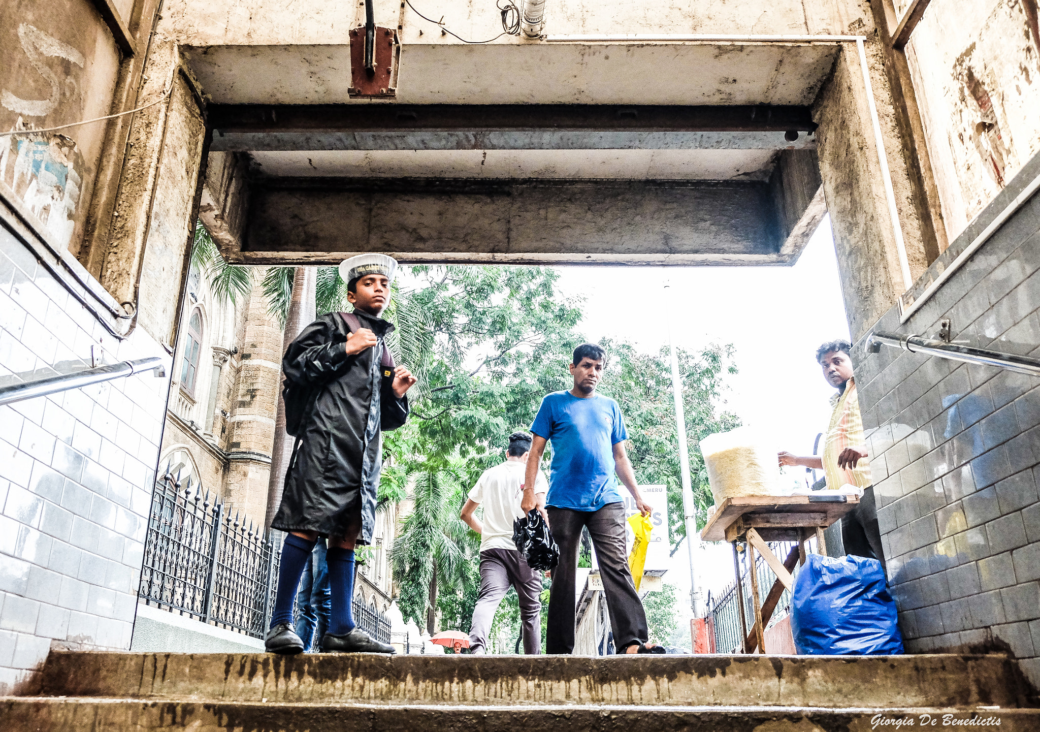 Fujifilm X-M1 + Fujifilm XF 18-55mm F2.8-4 R LM OIS sample photo. Student at mumbai central station photography