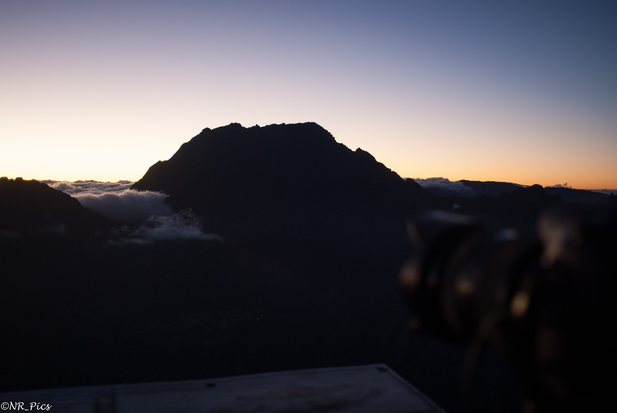 Sony Alpha DSLR-A200 + Minolta AF 24mm F2.8 sample photo. Piton des neiges waking up photography