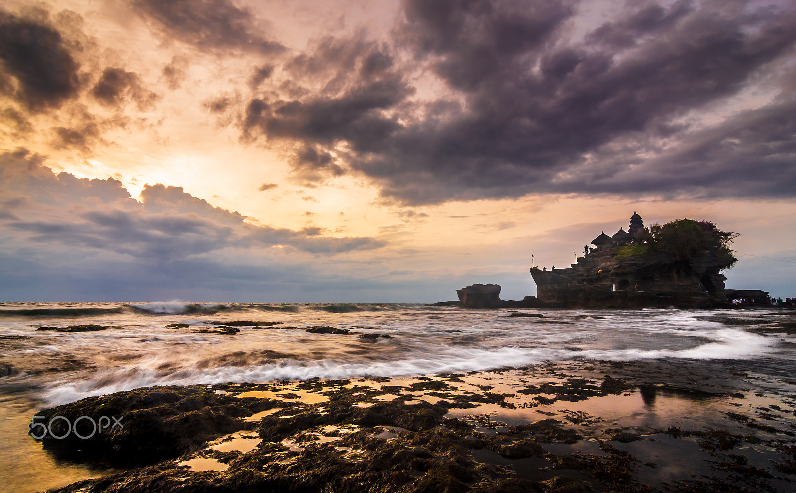 Canon EOS 550D (EOS Rebel T2i / EOS Kiss X4) + Tokina AT-X Pro 12-24mm F4 (IF) DX sample photo. Tanah lot in a sea of clouds photography