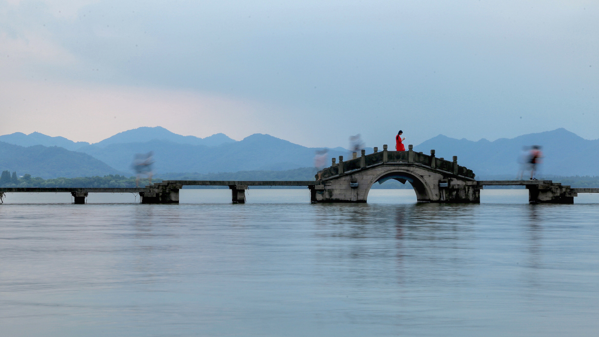 Canon EF 24-70mm F2.8L II USM sample photo. 涌金桥上红衣人 photography