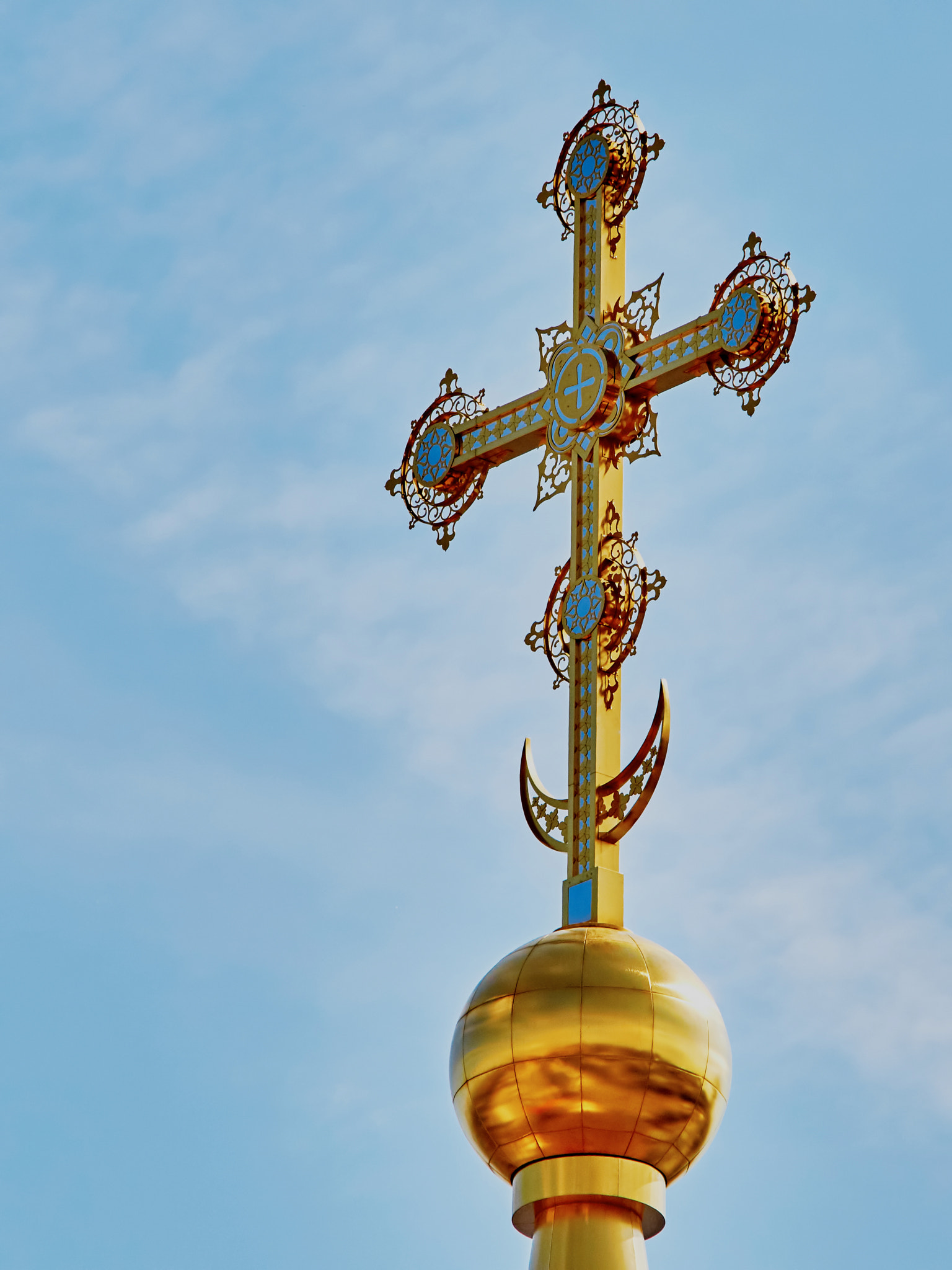 Olympus OM-D E-M5 II + Olympus M.Zuiko Digital ED 40-150mm F2.8 Pro sample photo. Сross on the dome photography