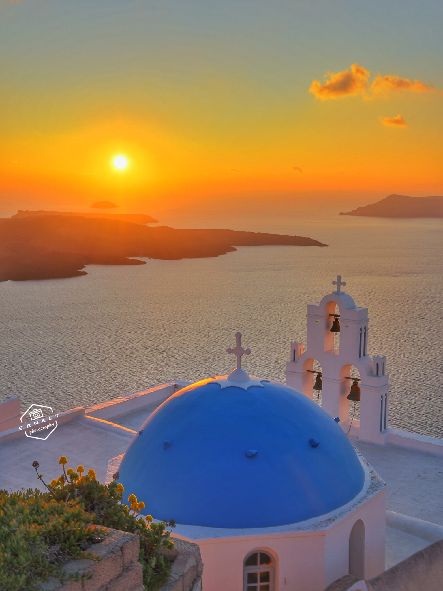 Canon EF 16-35mm F4L IS USM sample photo. Sunset in santorini. classical degree photography