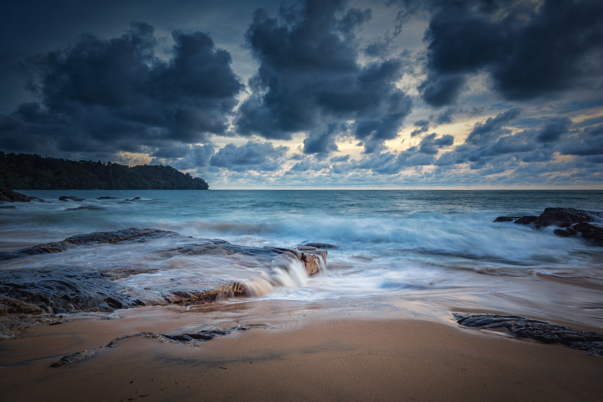 Sigma AF 10-20mm F4-5.6 EX DC sample photo. The sea getting rough photography