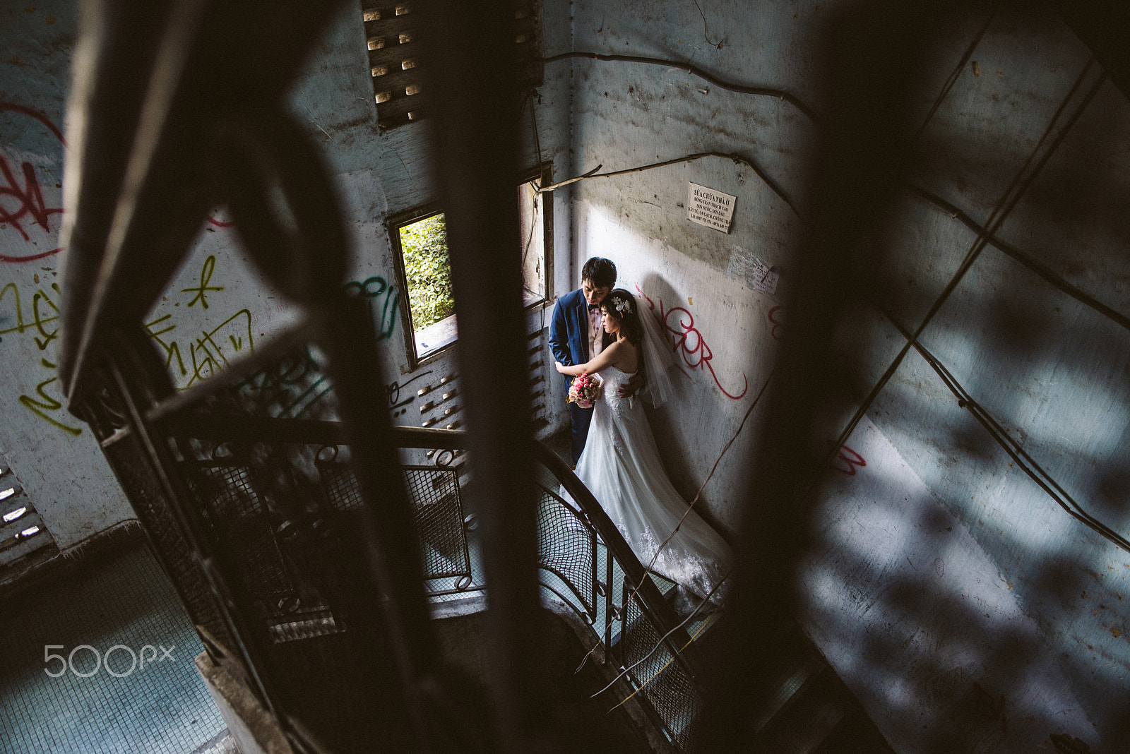 Nikon D600 + Nikon AF-S Nikkor 24mm F1.8G ED sample photo. Stairway with hug photography