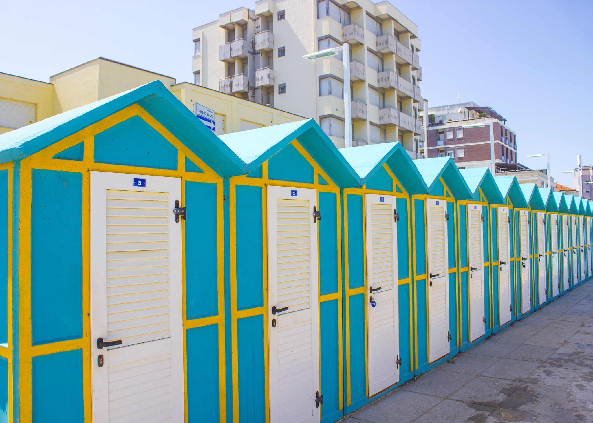Canon EOS 600D (Rebel EOS T3i / EOS Kiss X5) sample photo. Dressing rooms on the beach photography