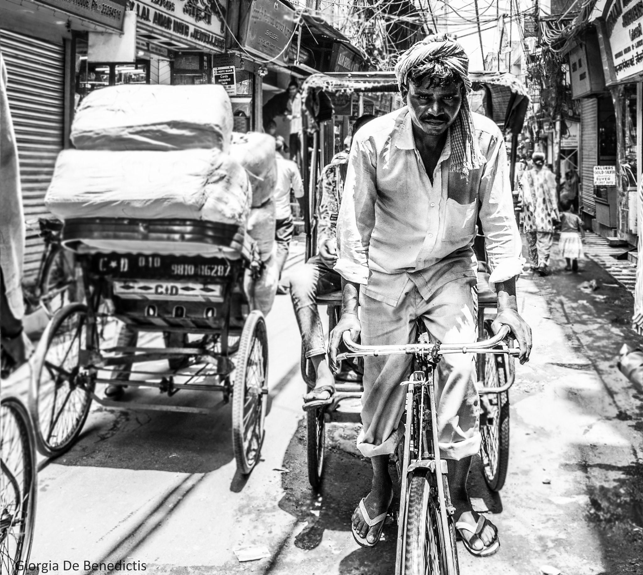 Fujifilm X-M1 + Fujifilm XF 18-55mm F2.8-4 R LM OIS sample photo. Riksciò driver in old delhi  photography