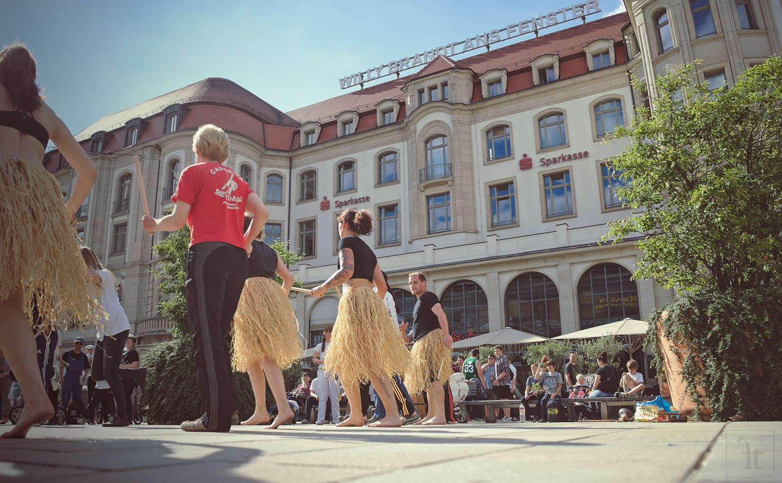 Sony a7 II + Sony FE 28mm F2 sample photo. Capoeira_am_bahnhof photography