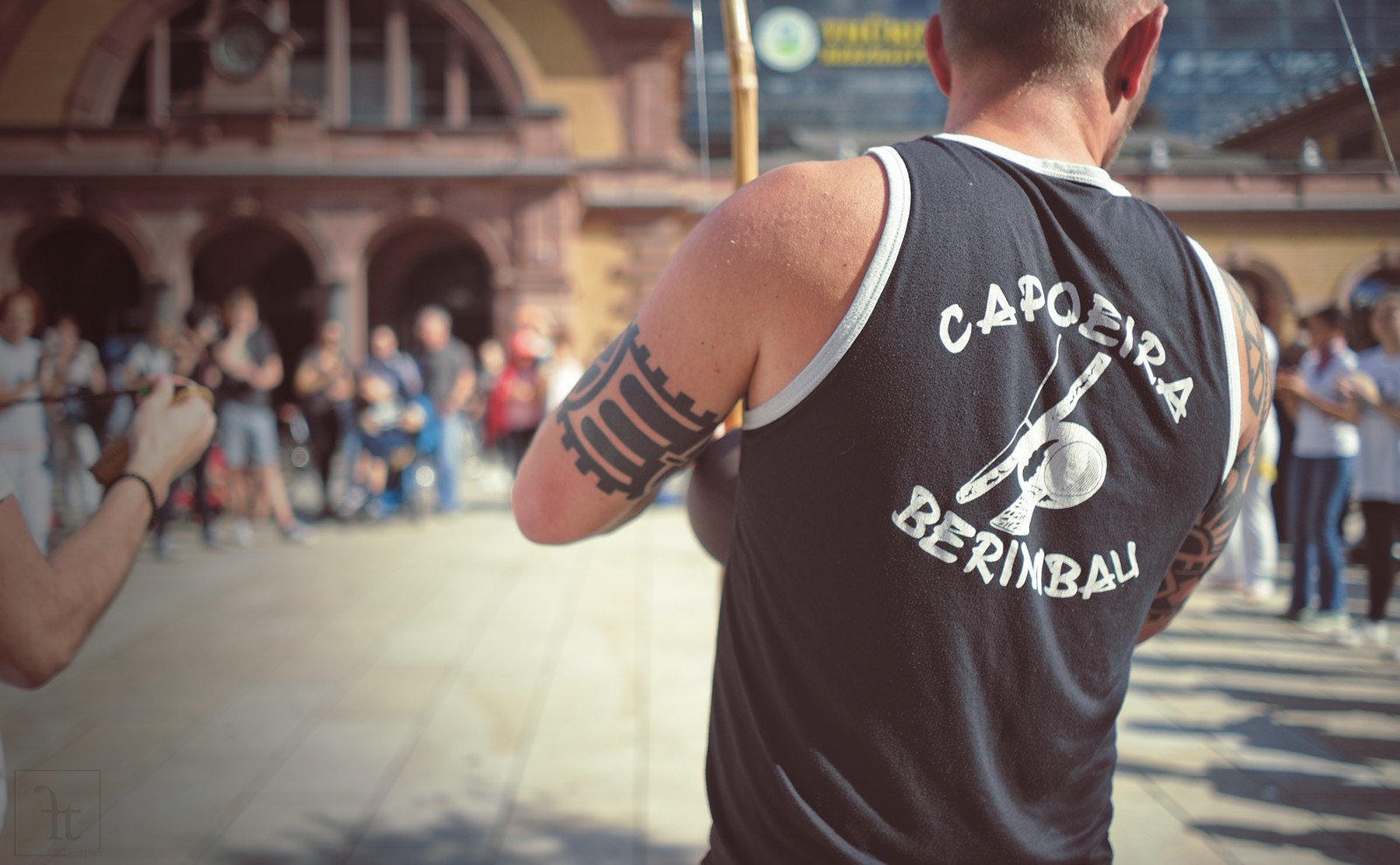 Sony a7 II + Sony FE 28mm F2 sample photo. Capoeira_am_bahnhof photography