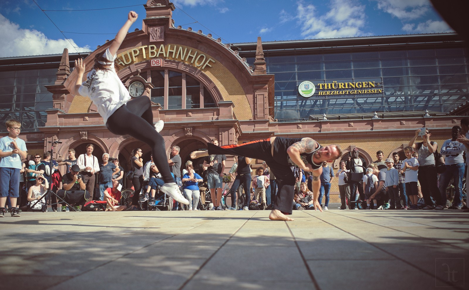 Sony FE 28mm F2 sample photo. Capoeira_am_bahnhof photography