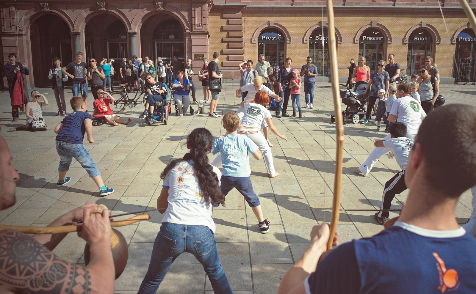 Sony a7 II + Sony FE 28mm F2 sample photo. Capoeira_am_bahnhof photography