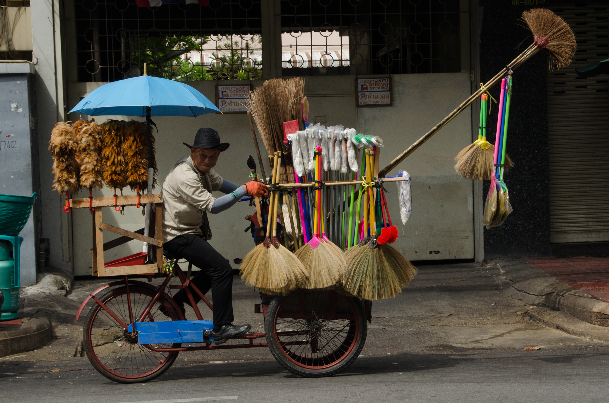 Nikon D7000 + Sigma 18-250mm F3.5-6.3 DC OS HSM sample photo. Selling brooms in bangkok photography