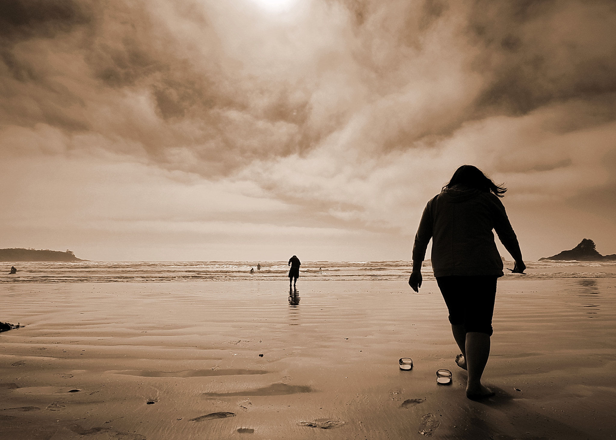 Canon EOS 100D (EOS Rebel SL1 / EOS Kiss X7) sample photo. Walking barefoot in tofino beach photography