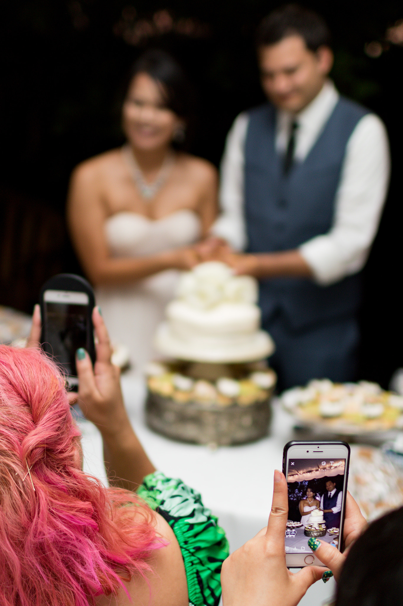 Canon EF 35mm F1.4L USM sample photo. Cutting the cake photography