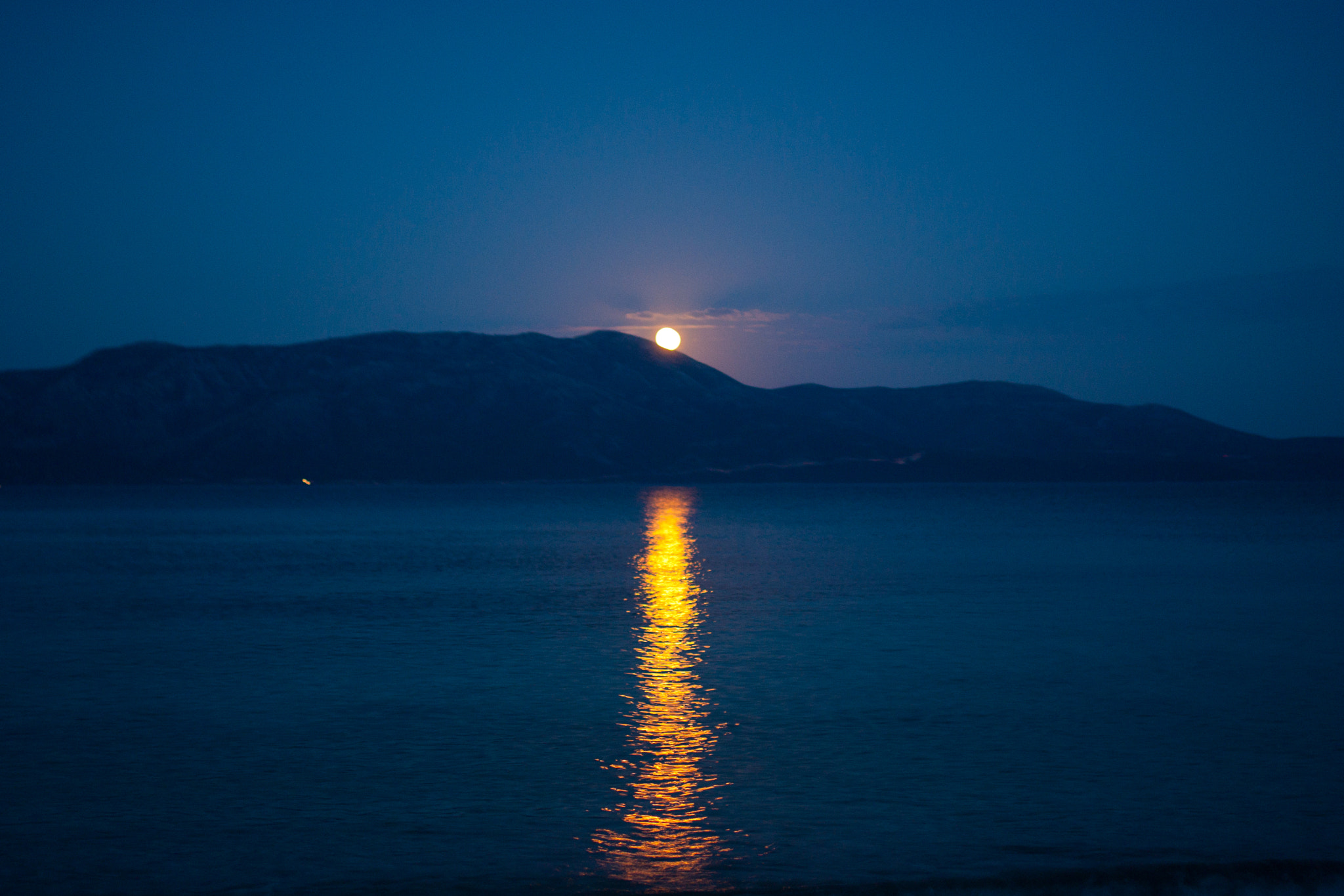 Pentax K200D + Pentax smc DA 35mm F2.4 AL sample photo. Kastos full moon rising photography