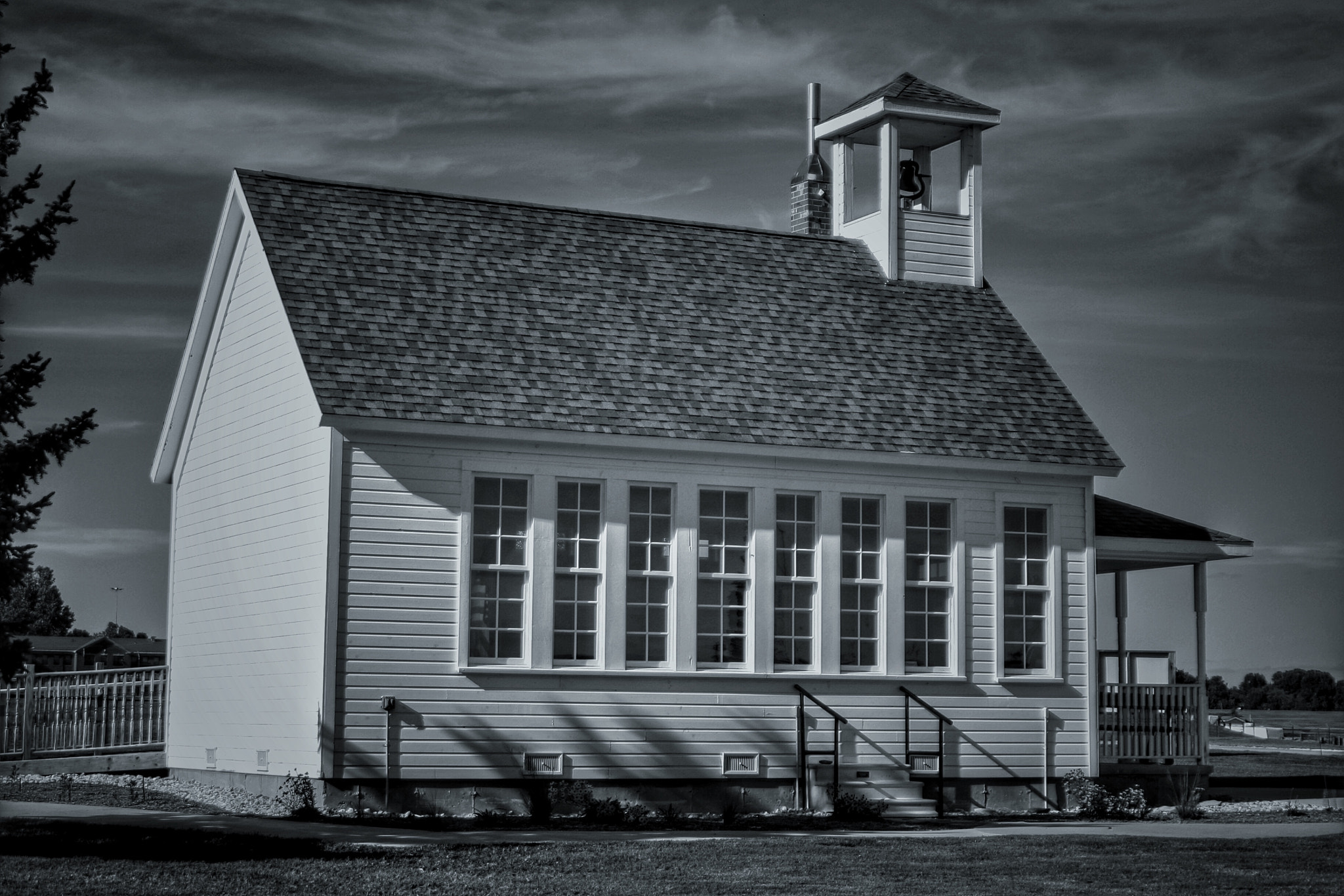 Canon EOS 1000D (EOS Digital Rebel XS / EOS Kiss F) + Canon 28-200mm sample photo. School house at ray homestead photography