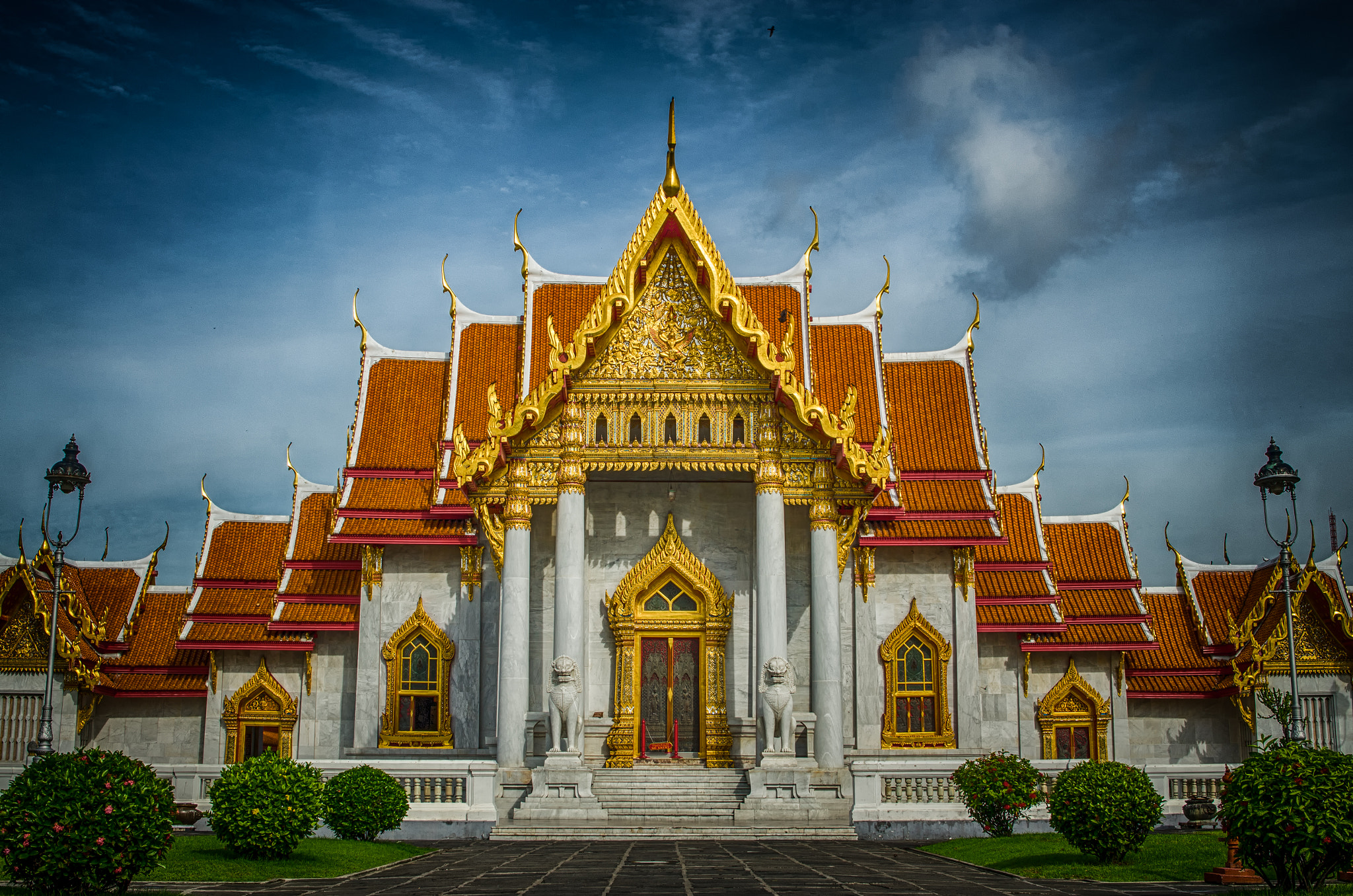 Nikon D7000 + Nikon AF-S Nikkor 28mm F1.8G sample photo. At the marble temple photography