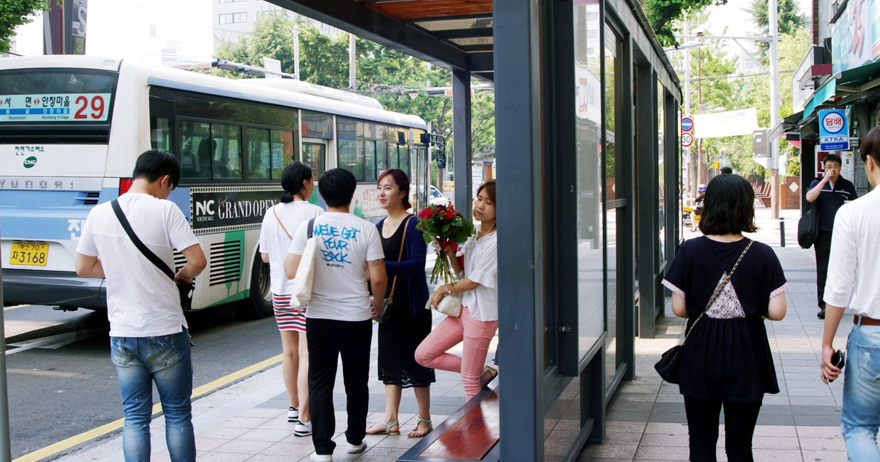 Pentax *ist DL + PENTAX-F 28-80mm F3.5-4.5 sample photo. Cross the road to wait for the bus photography