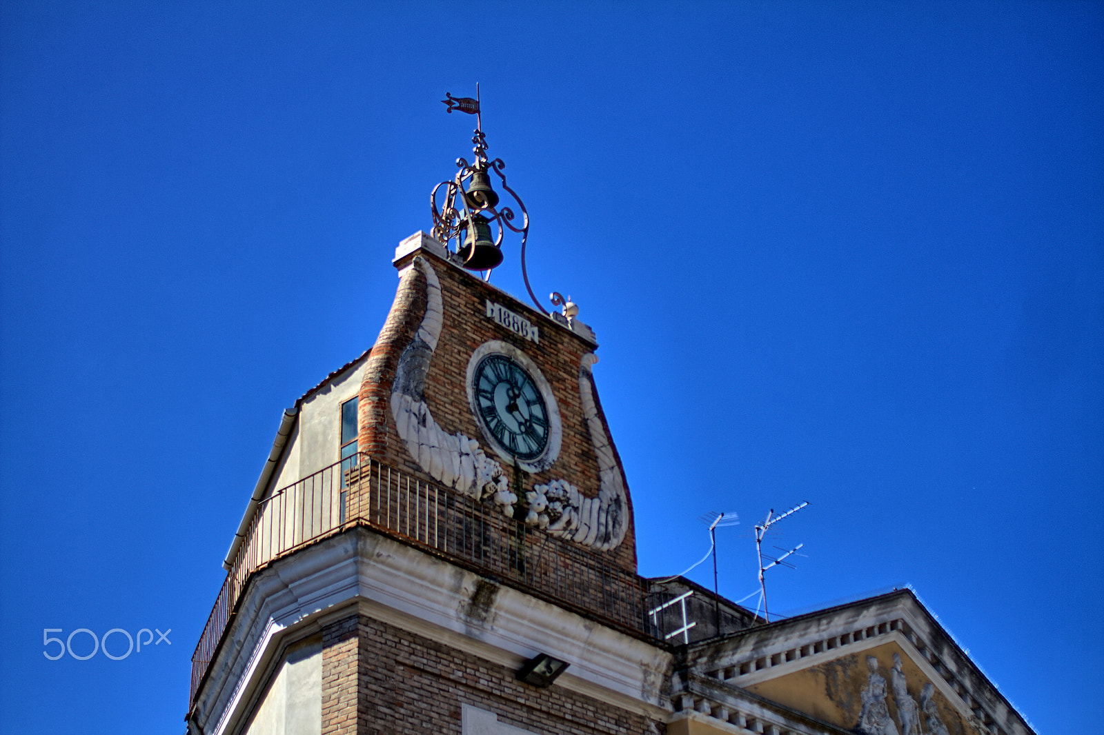 Canon EOS 7D + Canon EF 35mm F2 sample photo. Clock tower photography