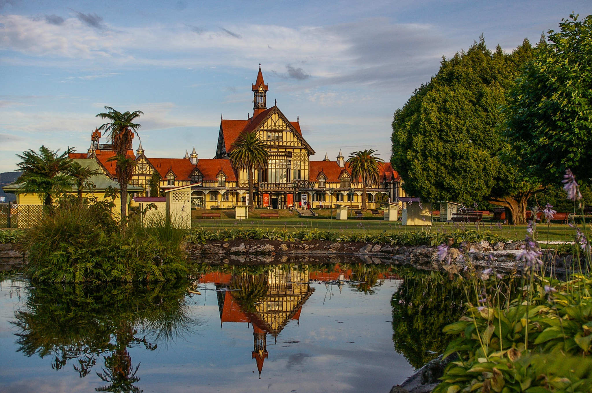 Pentax *ist DS + Sigma AF 10-20mm F4-5.6 EX DC sample photo. The rotorua bathhouse reflected photography