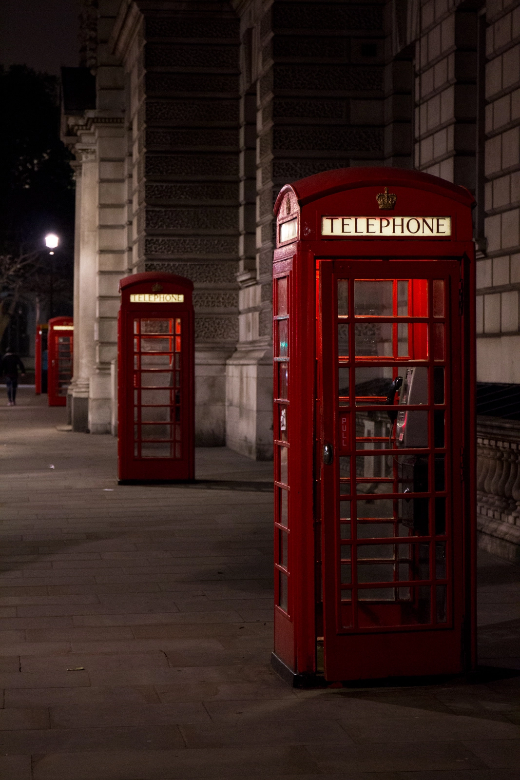 Canon EF 24-70mm F4L IS USM sample photo. Phone booths photography