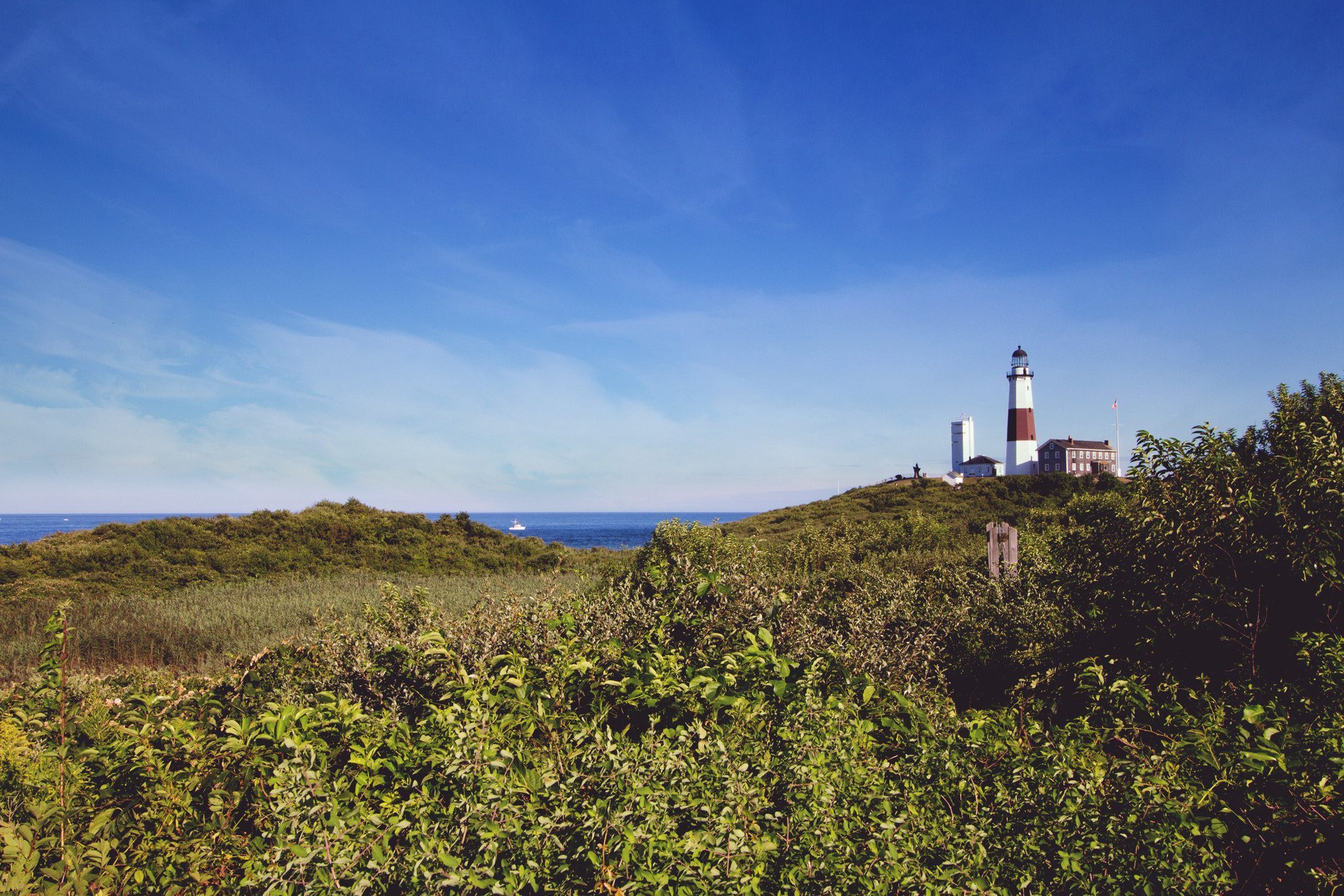 Canon EOS 100D (EOS Rebel SL1 / EOS Kiss X7) + Canon EF-S 10-18mm F4.5–5.6 IS STM sample photo. Montauk lighthouse photography