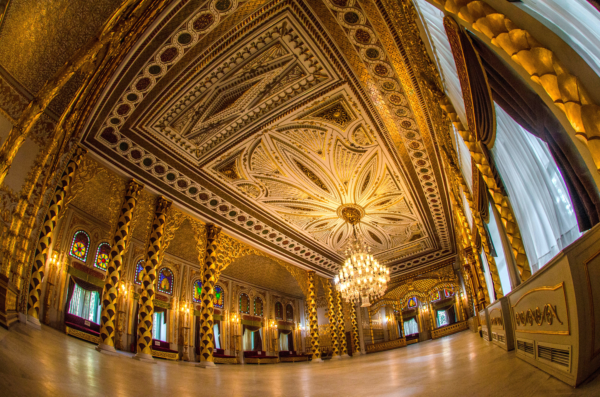 Nikon AF DX Fisheye-Nikkor 10.5mm F2.8G ED sample photo. The golden hall photography