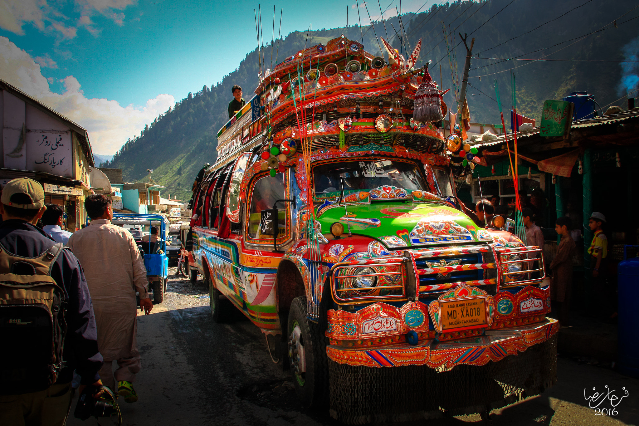 Sigma 18-200mm f/3.5-6.3 DC OS sample photo. The truck art on a bus photography