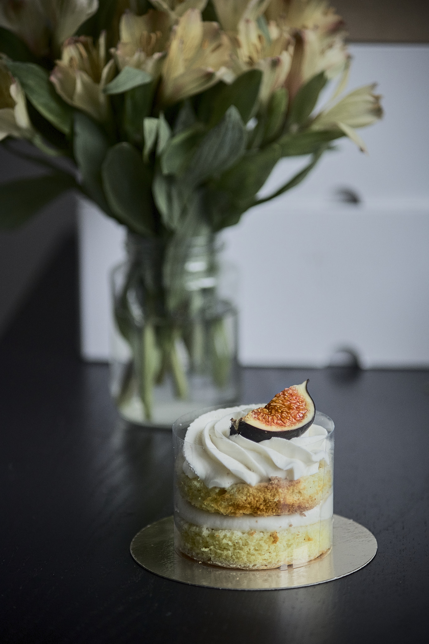 Sony a7 + Minolta AF 70-210mm F4 Macro sample photo. Fig and almond cake photography