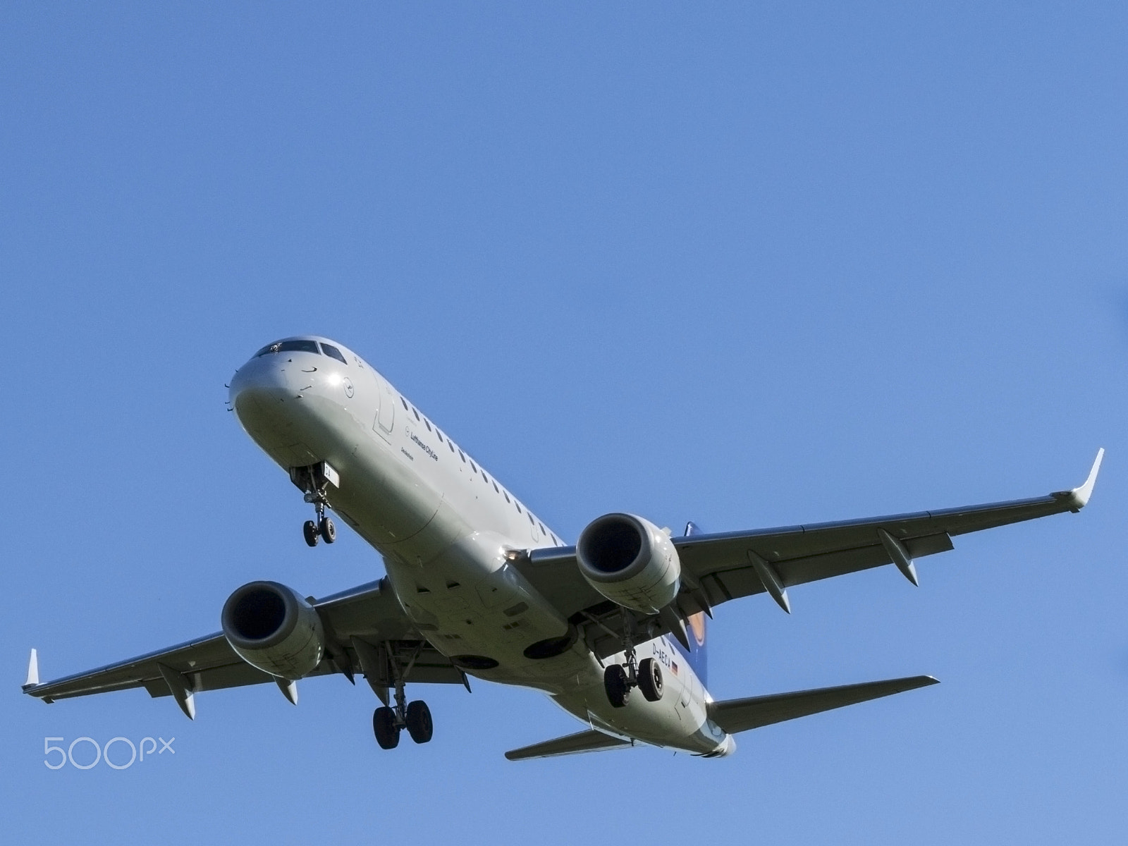 Canon EOS 500D (EOS Rebel T1i / EOS Kiss X3) sample photo. Airplane landing photography