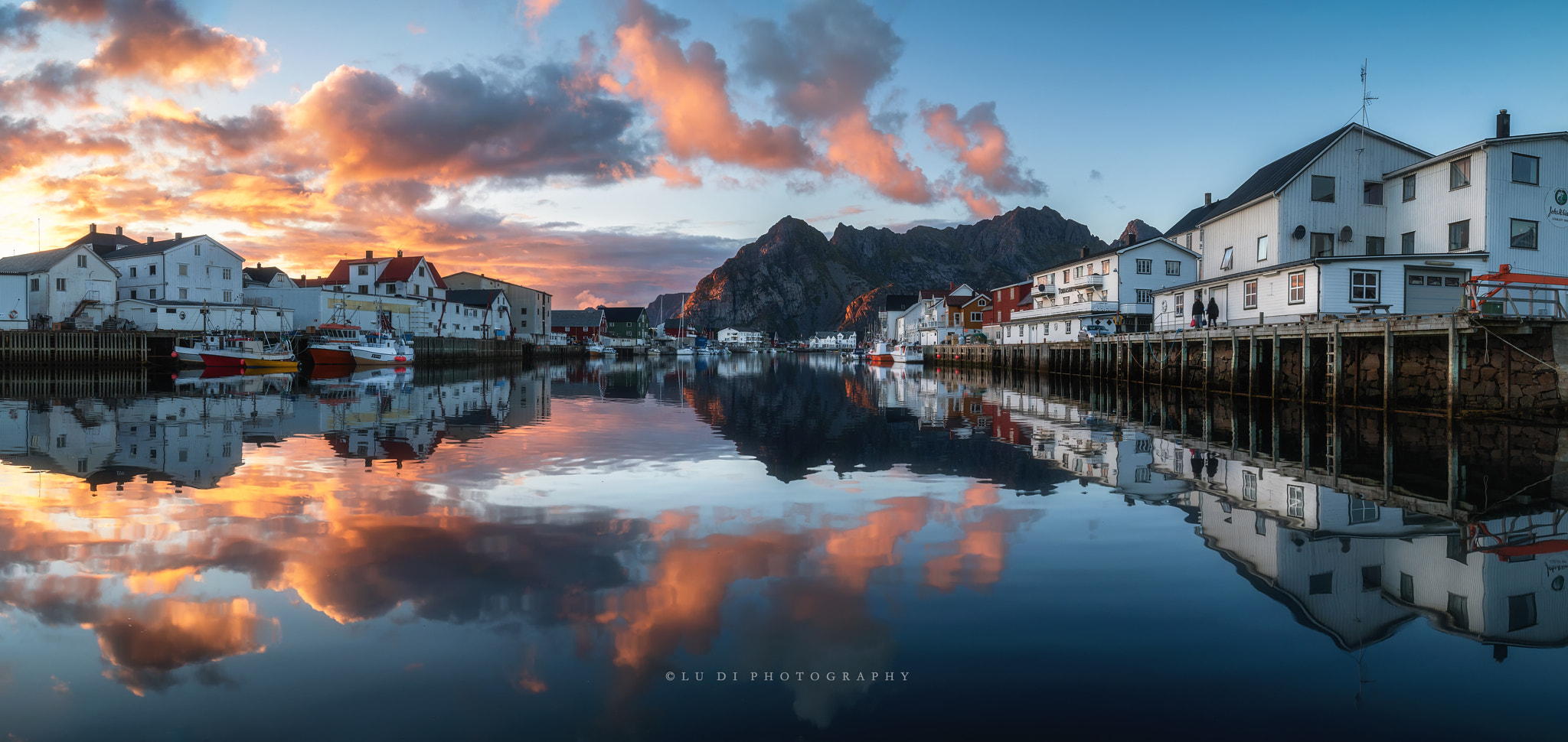 Canon EOS 70D + Canon EF 16-35mm F4L IS USM sample photo. The reflection of henningsvær photography