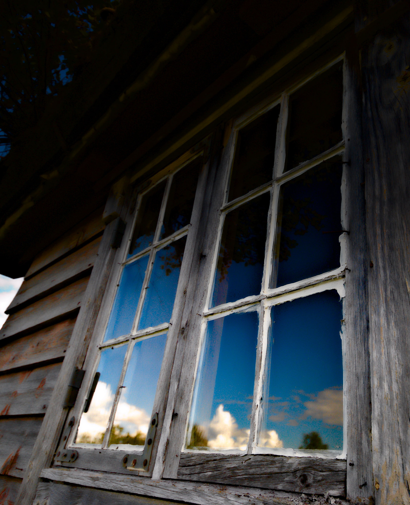 Sigma 10-20mm F4-5.6 EX DC HSM sample photo. Window to the blue sky photography