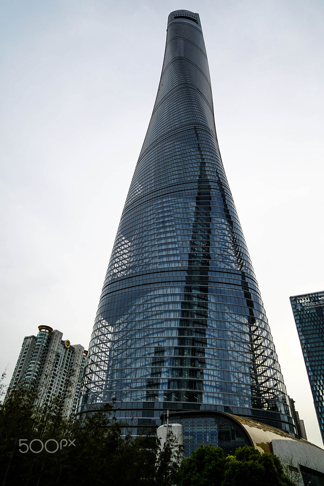 Sony a7 II + Sony Vario-Tessar T* E 16-70mm F4 ZA OSS sample photo. Shanghai tower photography