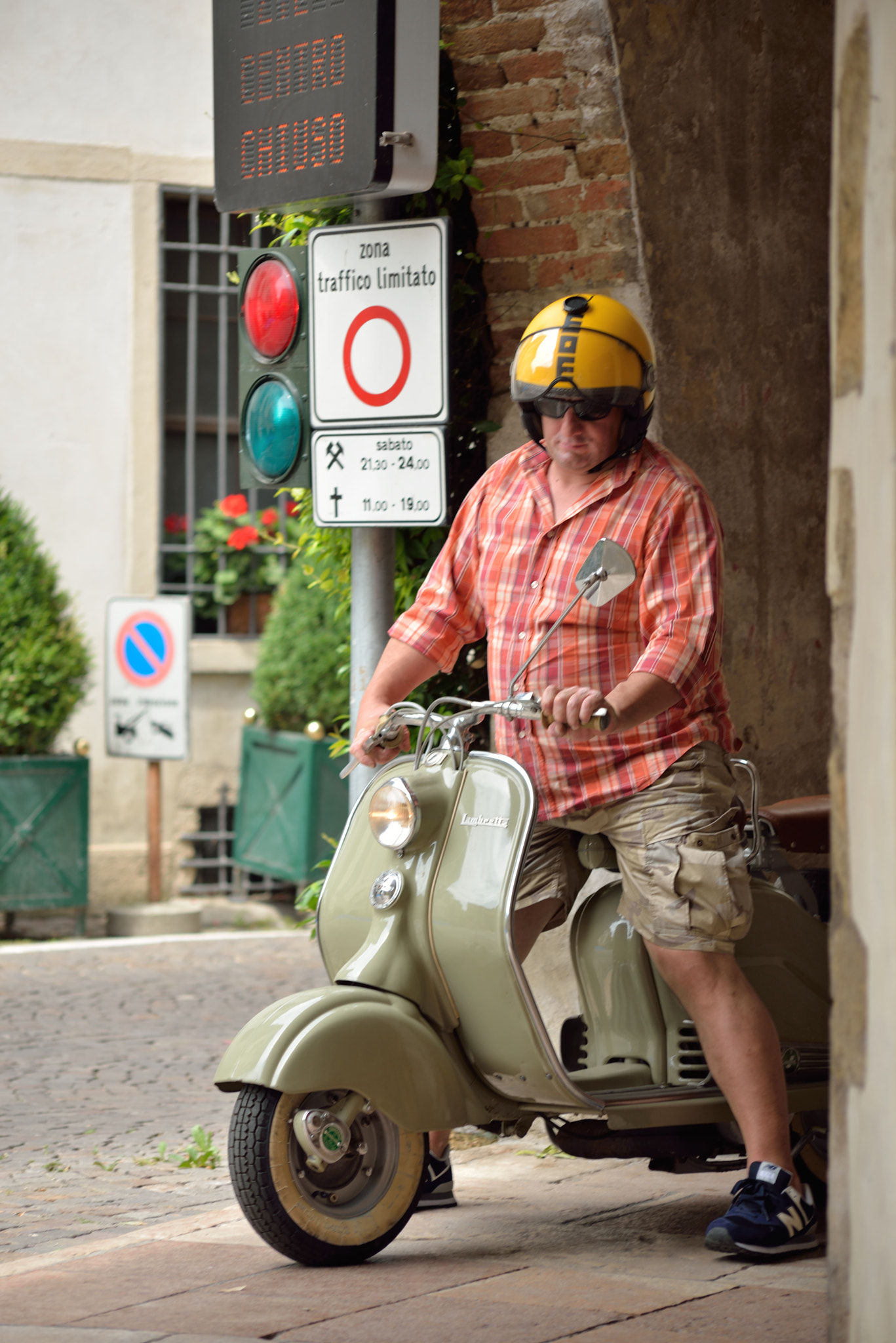 Nikon D610 + AF Nikkor 70-210mm f/4-5.6 sample photo. Vespa in asolo photography