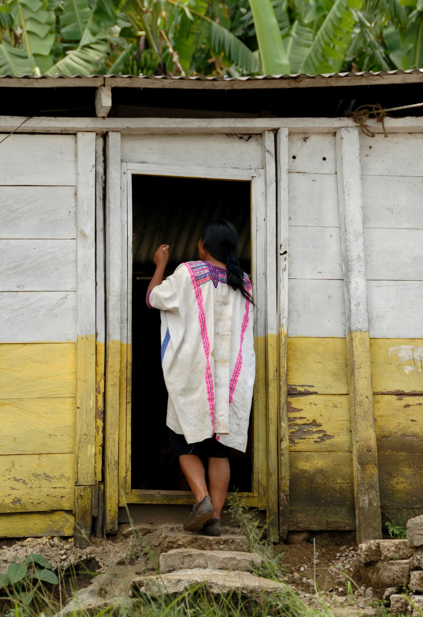 Nikon D200 sample photo. Maya woman in doorway chiapas photography