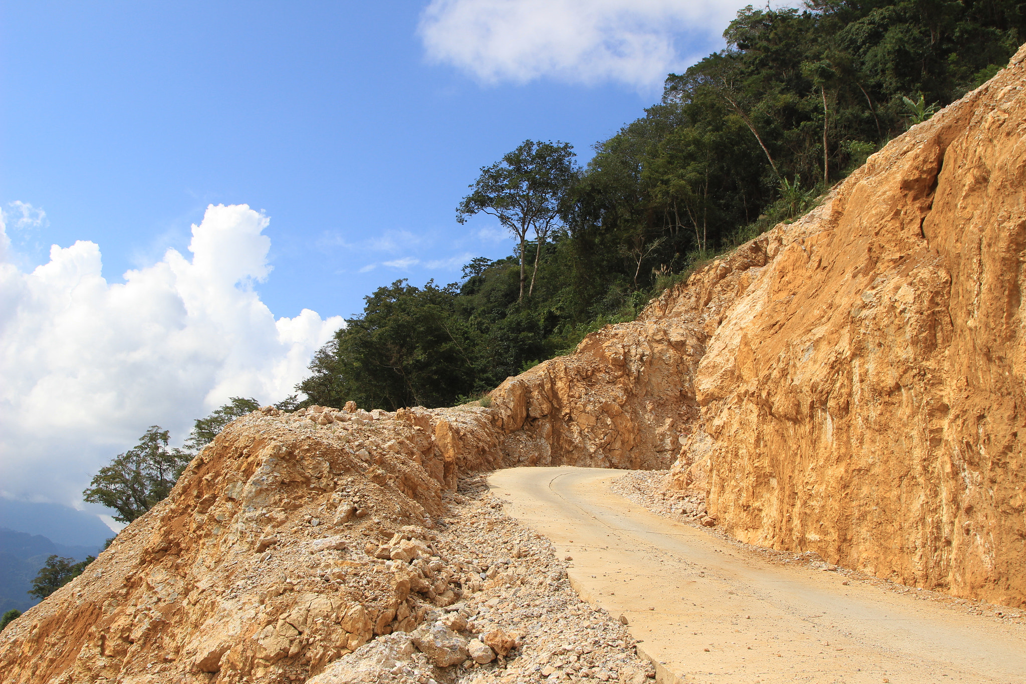 Canon EOS 600D (Rebel EOS T3i / EOS Kiss X5) sample photo. Mountain pass photography