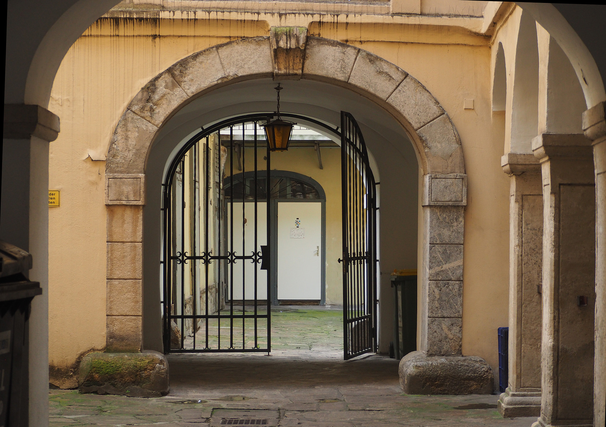Olympus OM-D E-M5 II sample photo. Doorway photography