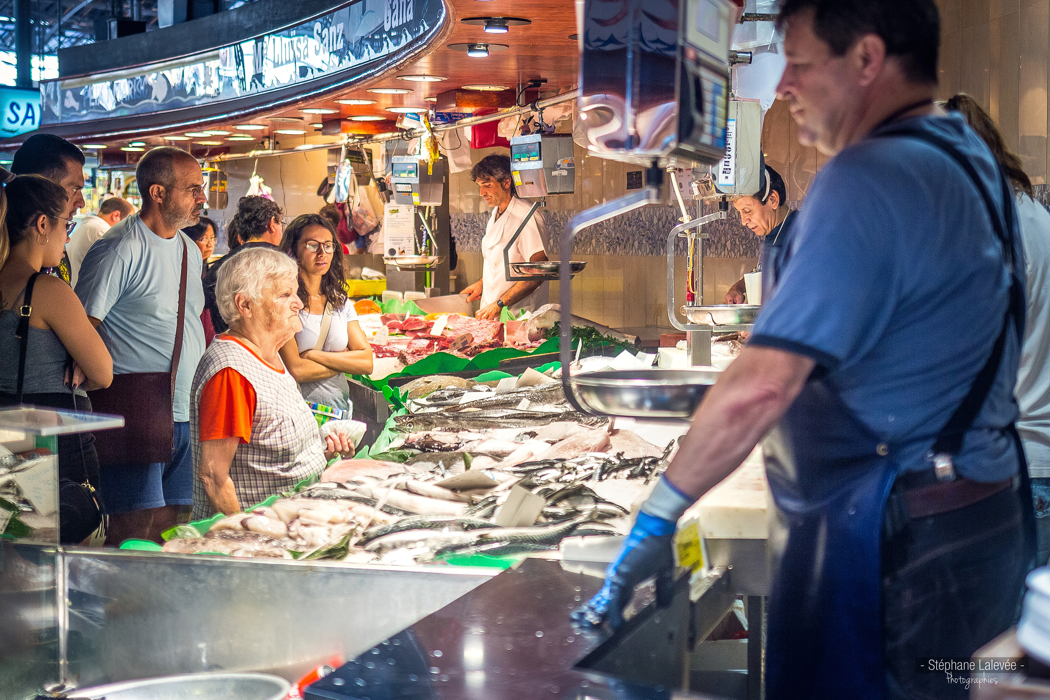 Canon EF 35mm F2 IS USM sample photo. Fishmongers in la boqueria photography