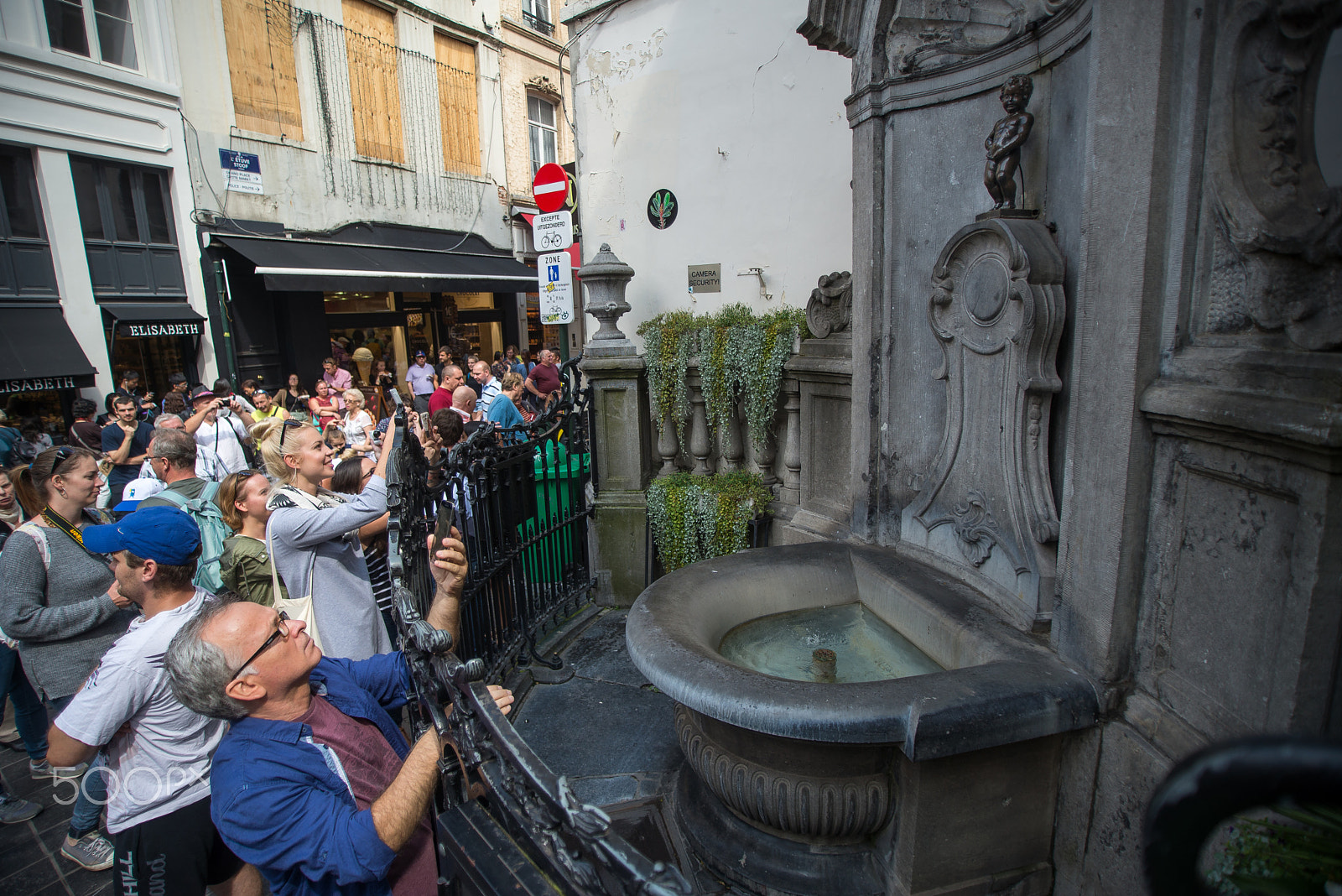 Nikon D610 + Sigma 17-35mm F2.8-4 EX Aspherical sample photo. Manneken pis, brussels photography