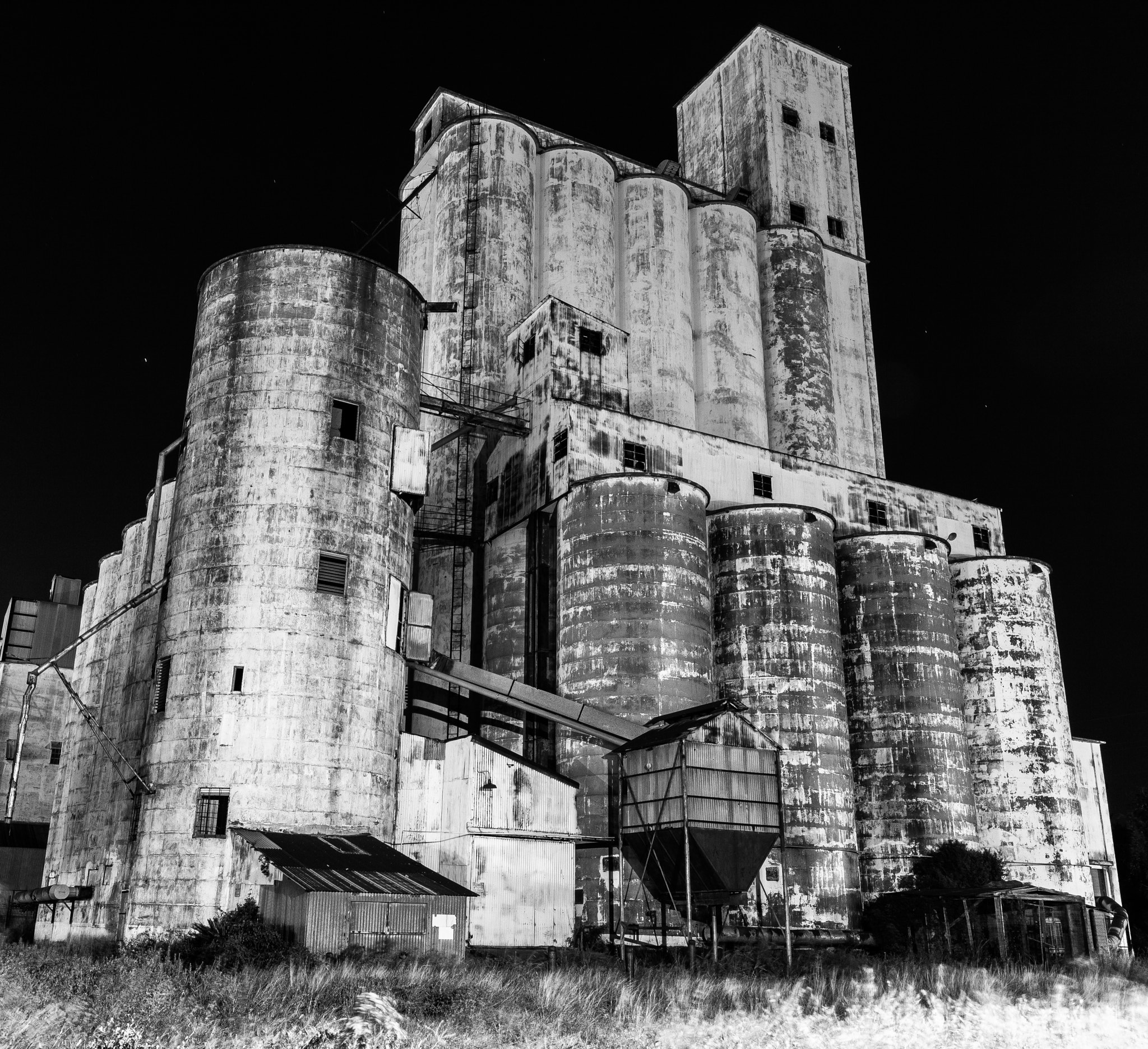 Canon EOS 550D (EOS Rebel T2i / EOS Kiss X4) + Canon EF 16-35mm F4L IS USM sample photo. Haunted grain house photography