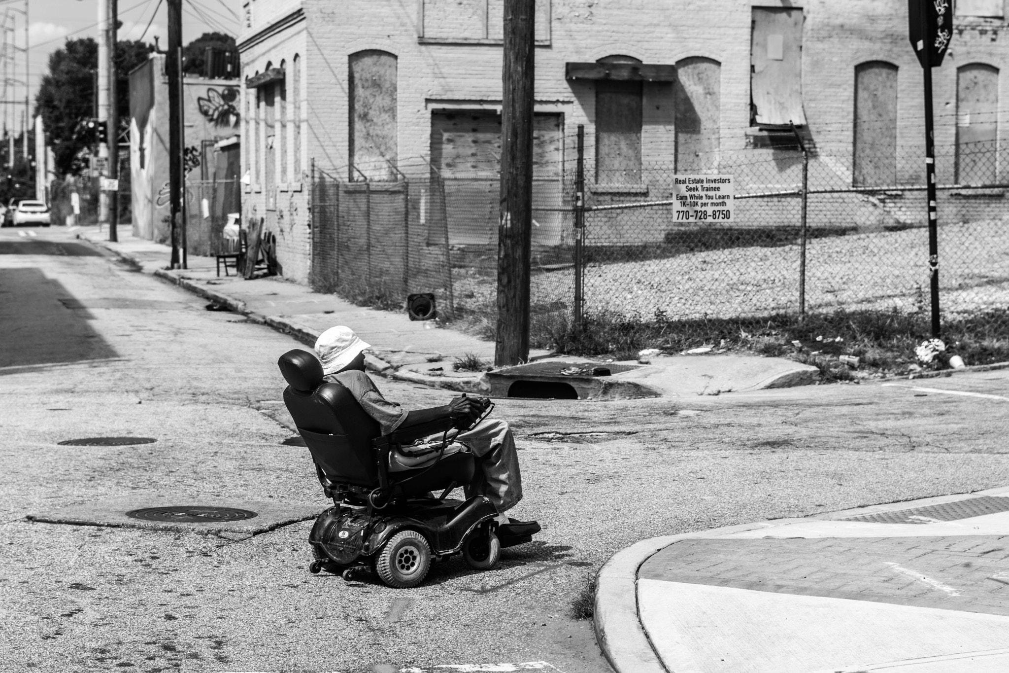 Sony a6300 + Sony FE 50mm F1.8 sample photo. Rough streets photography