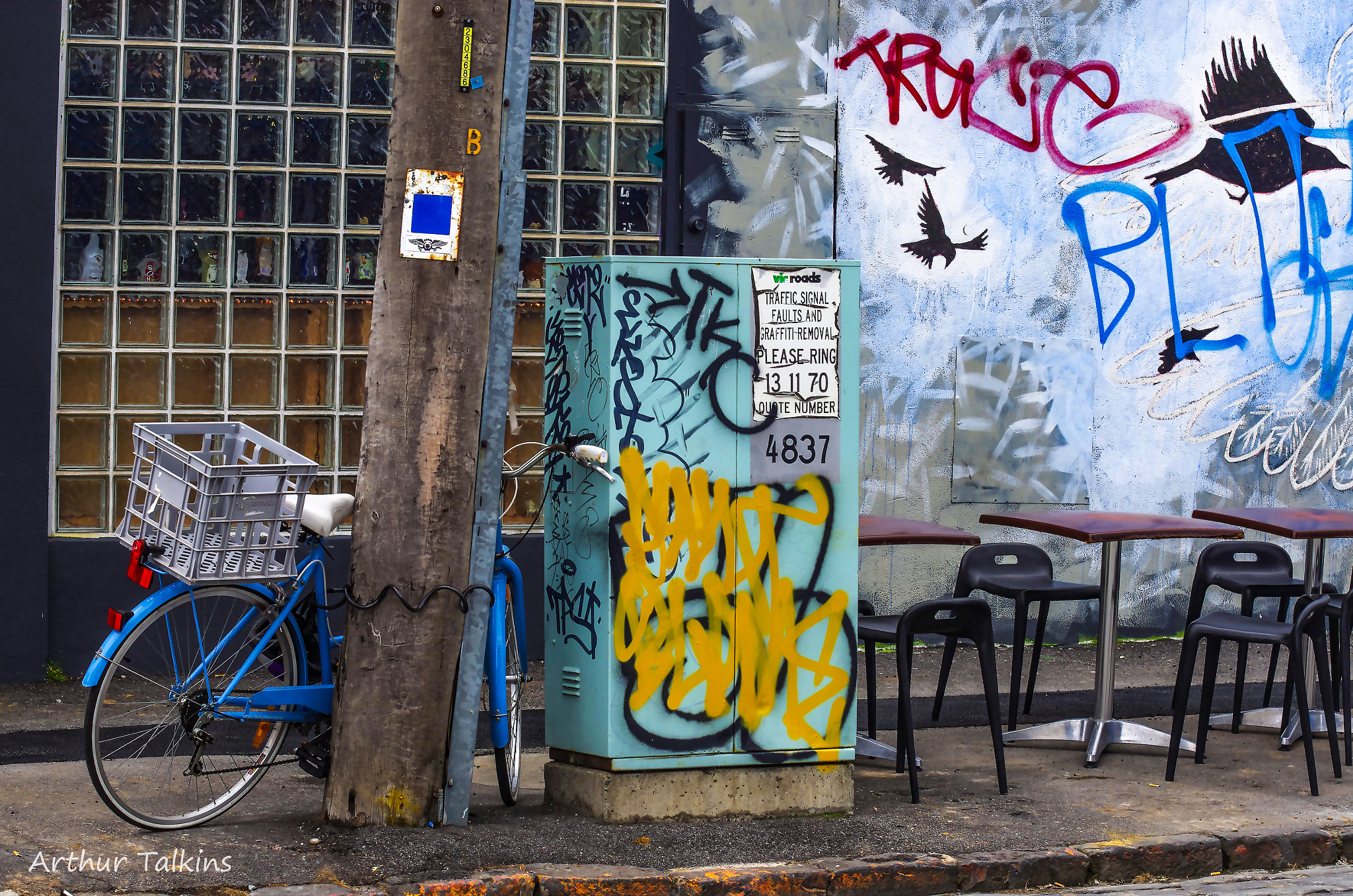 Sigma 70-200mm F2.8 EX DG Macro HSM II sample photo. A busy urban setting....eclectic. photography