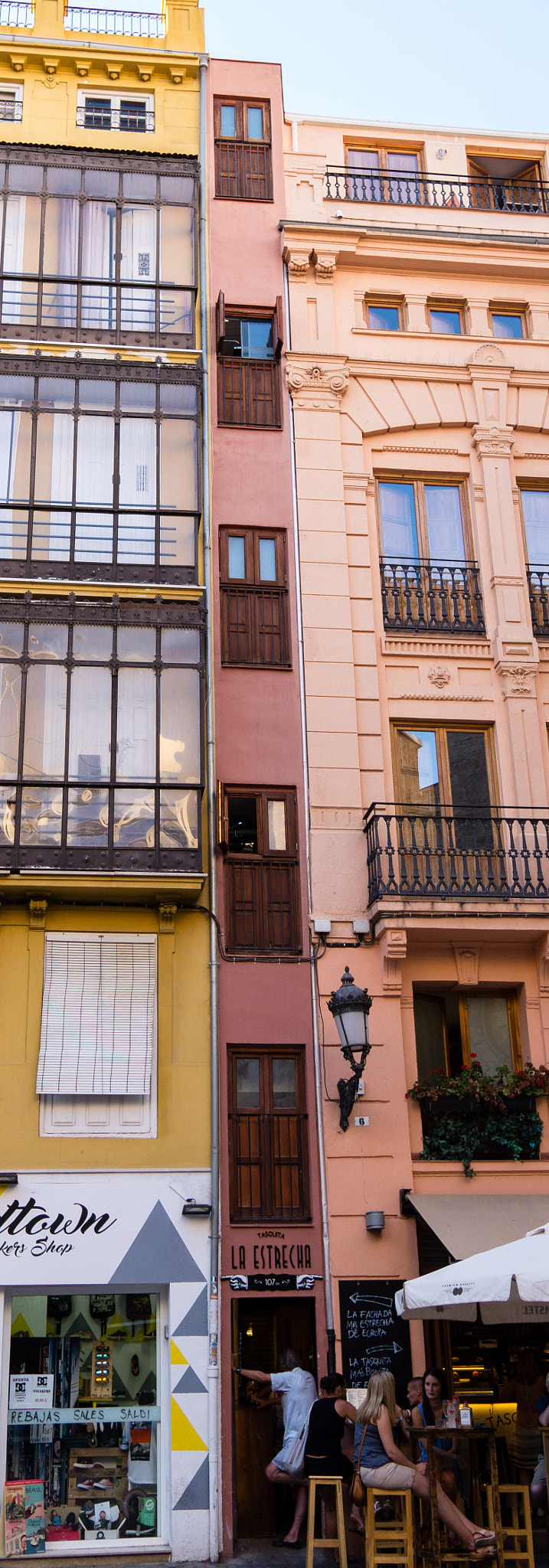 Sony Alpha a5000 (ILCE 5000) + Sigma 19mm F2.8 EX DN sample photo. The narrowest house photography