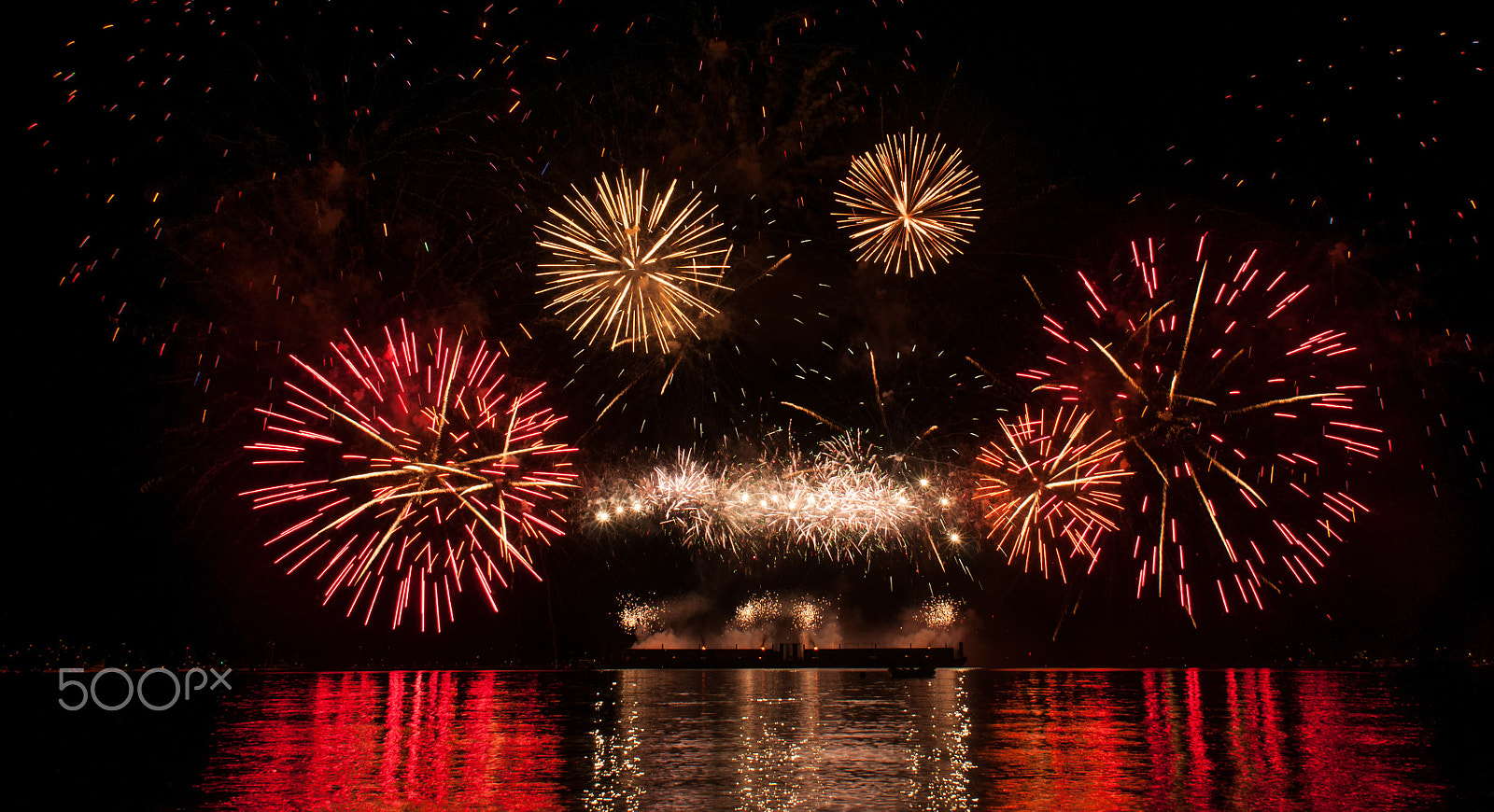 Nikon D300 + Nikon AF Nikkor 20mm F2.8D sample photo. Celebration of lights - canada-2013 photography