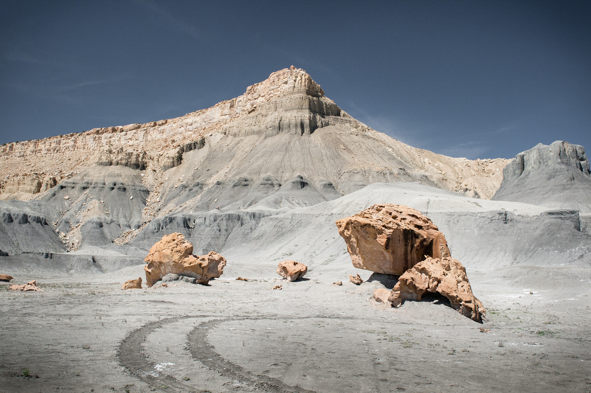Canon EF 28-80mm f/2.8-4L sample photo. Moon landing in utah photography