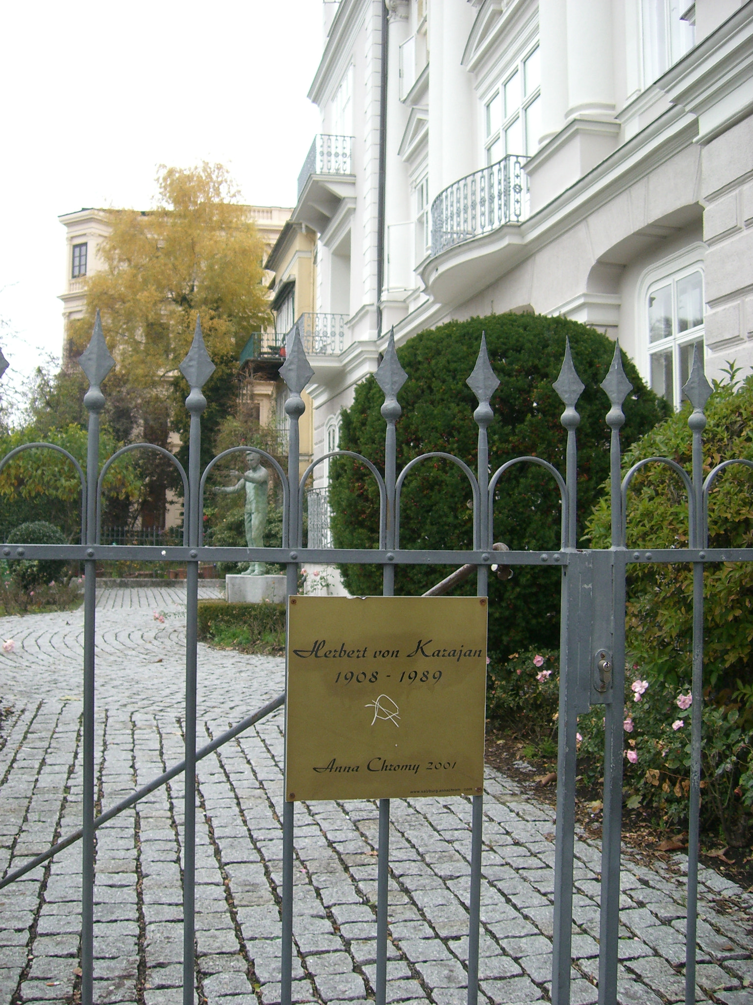 CASIO EX-S600 sample photo. Find the conductor photography