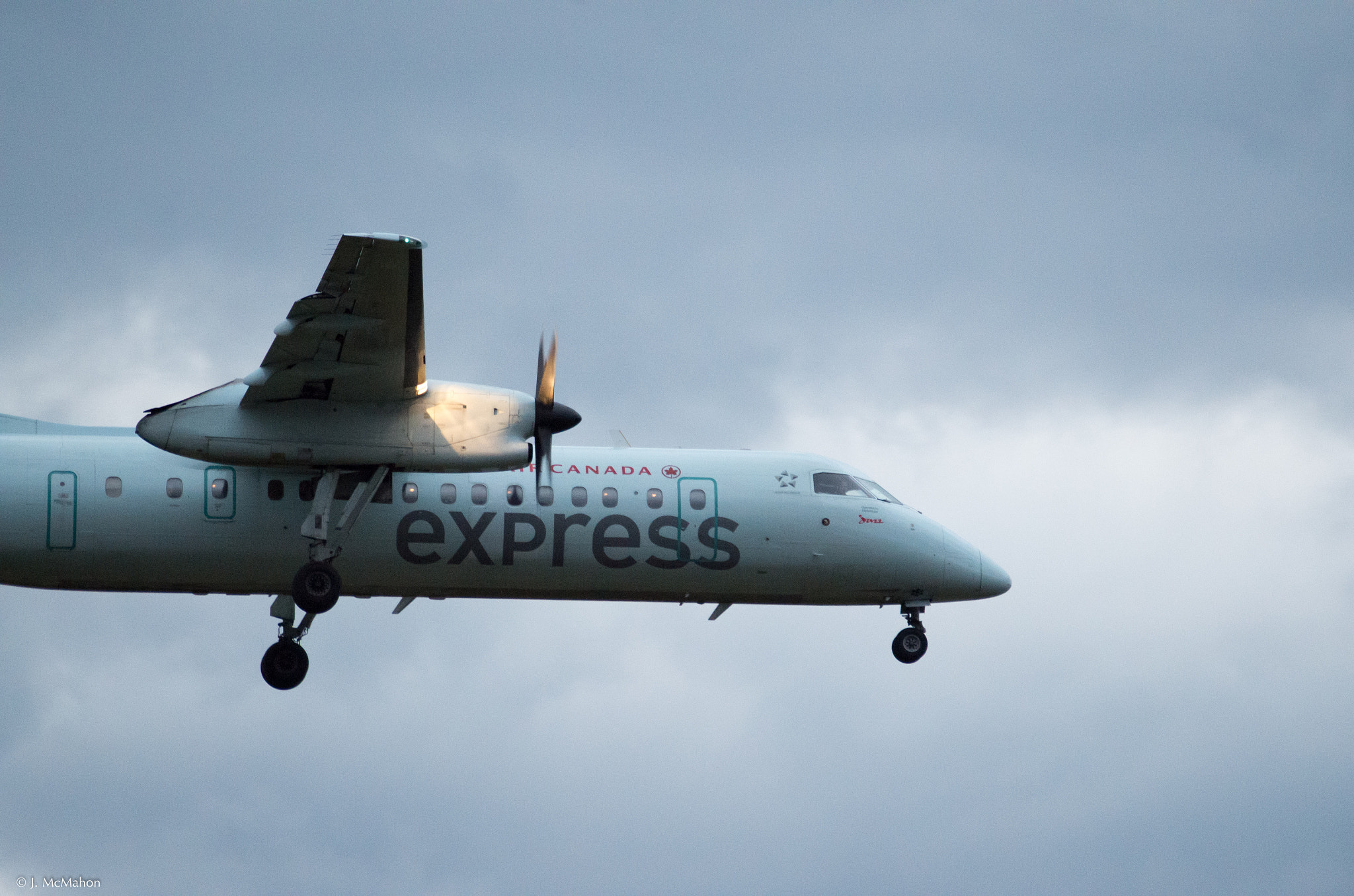 Pentax K-50 + Sigma sample photo. Dash8 yqb photography