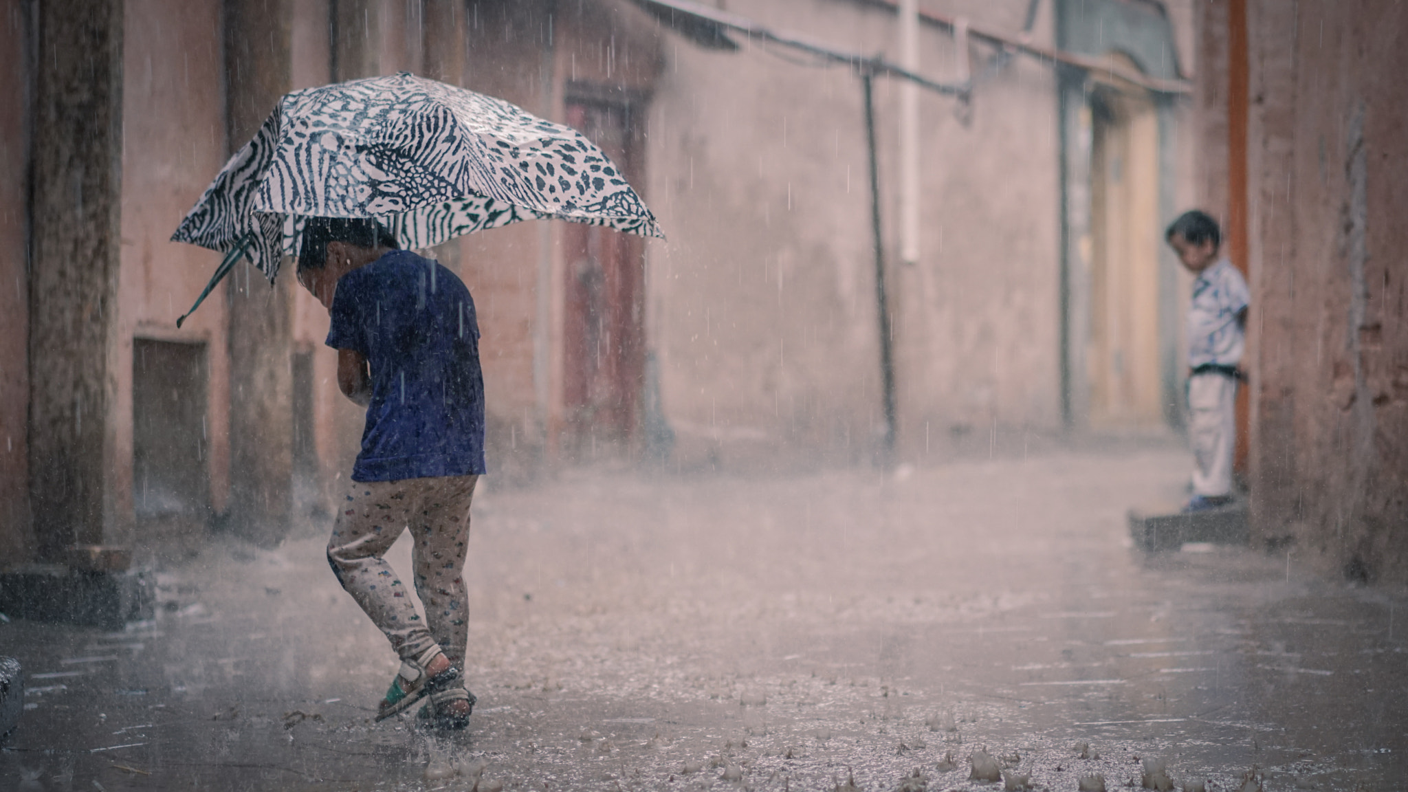 Sony a6300 + Sony Sonnar T* FE 55mm F1.8 ZA sample photo. Rainy day in kashgar photography