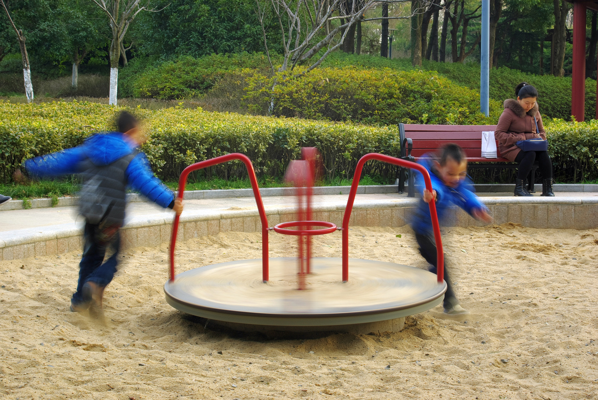 Pentax K200D sample photo. In a spin photography